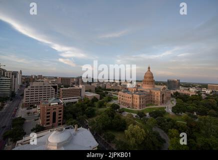 Austin Texas États-Unis, 7 août 2022 : vue panoramique du capitole du Texas en regardant vers le nord-est à l'angle de 12th et du Colorado dans le centre-ville d'Austin. La structure de 302 pieds a été conçue et construite en 1888 par l'architecte Elijah E. Myers de Detroit. ©Bob Daemmrich Banque D'Images