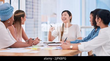 Une équipe d'affaires diversifiée de femmes seulement dans une réunion riant et souriant en raison d'un état d'esprit positif, la mission et la vision. Groupe de heureux et excités Banque D'Images