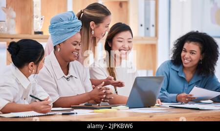 Les femmes multiculturelles ne parlent et planifient ensemble que la stratégie d'affaires et la croissance lors d'une réunion au bureau. Une équipe de marketing heureuse de femmes Banque D'Images