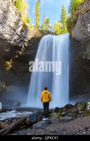 Cascade de Moul au Canada, un couple visite les chutes de Moul, la plus célèbre cascade du parc provincial Wells Gray en Colombie-Britannique, au Canada Banque D'Images