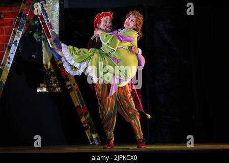 La comédie 'ATELLA!' Par Boris Barsky réalisé par Georgi Deliyev par la troupe principale de la troupe comique 'masques' Boris Barsky et Tatyana Ivanova sont vus en train de jouer. La Maison des clowns est un théâtre où les membres de la troupe de bande dessinée 'Masks' (Maski) se produit régulièrement. La troupe de bande dessinée 'Mass' est un collectif Odessa, fondé en 1984, qui travaille dans les genres de pantomime, de clowning et d'excentriques. Directeur artistique - Georgy Deliev. Membres: Artiste du peuple d'Ukraine Boris Barsky; artiste honorée d'Ukraine Natalia Buzko; artiste du peuple d'Ukraine Georgi Deliyev, Alexander Postolenko, Mikhai Banque D'Images