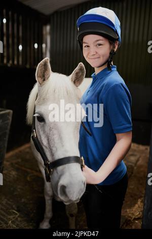 Rien ne me rend plus heureux que mon cheval. Une jeune fille et son cheval à l'intérieur. Banque D'Images