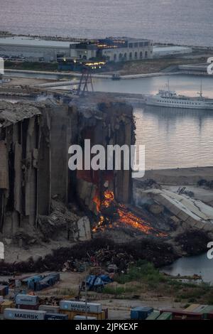 Un grand incendie se poursuit dans les silos à céréales qui ont été lourdement endommagés lors de l'explosion d'août 2020 au port de Beyrouth, au Liban, comme on l'a vu sur 18 août 2022. L'incendie a été allumé pendant plusieurs semaines et a détruit des parties des silos, que les familles des victimes souhaitent garder et maintenir comme un mémorial pour l'explosion de 4 août 2020. Photo par Ammar Abd Rabbo/ABACAPRESS.COM Banque D'Images