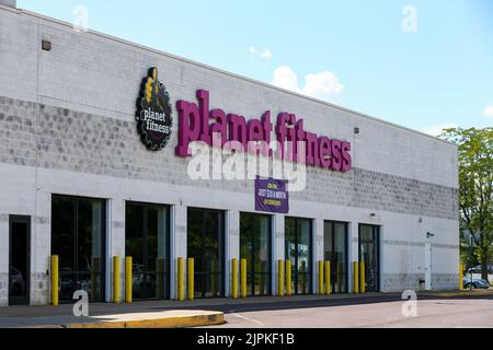 Bloomsburg, États-Unis. 18th août 2022. Le logo Planet Fitness est affiché à l'extérieur de leur salle de sport près de Bloomsburg. Crédit : SOPA Images Limited/Alamy Live News Banque D'Images