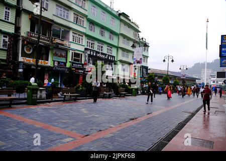 Gangtok, Inde - 17 juin 2022: Personnes marchant dans la rue MG Marg pendant la saison des pluies. Banque D'Images