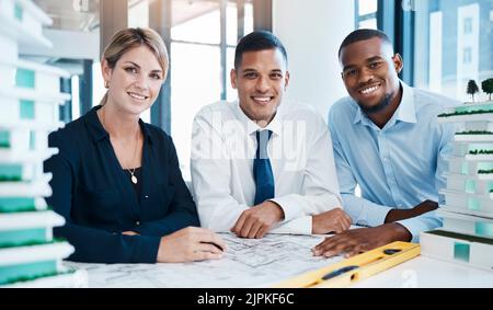 Conception industrielle, développement et divers ingénieurs travaillant en équipe sur un projet novateur. Portrait multiracial, expert et professionnel Banque D'Images