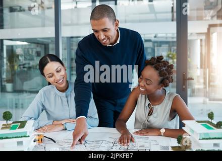 Rencontrer les architectes, les concepteurs de plans et les ingénieurs de construction avec des discussions de vision, de planification et de discussion de conception de structure sur papier. Diversité de groupe ou équipe Banque D'Images