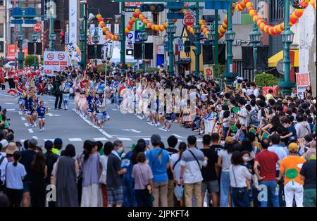 Tokushima, Japon - 12 août 2022: Les artistes se déplacent à travers la foule au festival de rue d'Amaodori Banque D'Images
