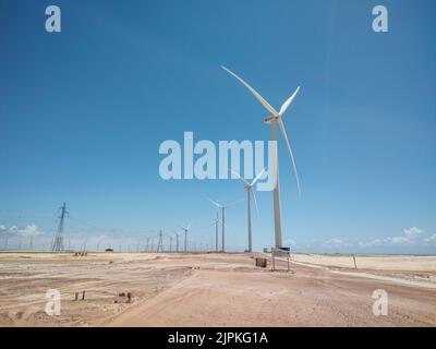 Belle vue sur les éoliennes sur le parc éolien de Lençóis Maranhenses Banque D'Images