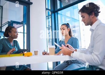 Architectes, ingénieurs de bâtiment ou concepteurs avec conception d'architecture de conversation, de réunion ou de planification de tablette. Diversité des groupes, équipe de conseil et hôtel Banque D'Images