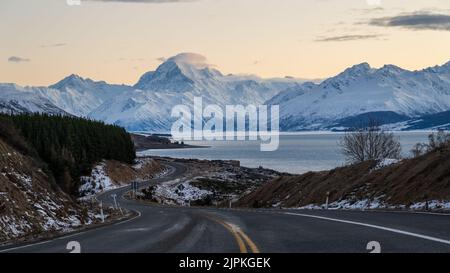 Route menant au Mont Cook au lever du soleil, South Island. Banque D'Images