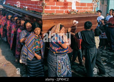 Les femmes mayas portent une anda en bois lourd (flotteur processionnel) pendant un festival en hommage à la Vierge Marie. Santa María de Jesús, Guatemala, Amérique centrale. © Kraig Lieb Banque D'Images