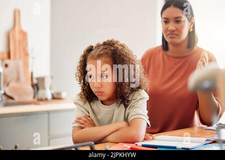 Malheureux, moody et fâchée petite fille debout avec les bras croisés et regardant bouleversé tout en ignorant sa mère. Fille ou enfant contrarié, méchant et problématique Banque D'Images