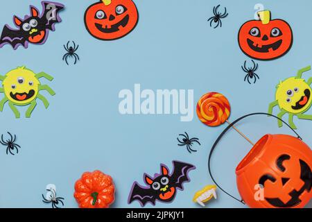 Composition pour Halloween sur fond bleu.espace pour copier Banque D'Images