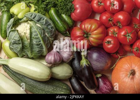 De nombreux fruits légumes verts différents sur la table Banque D'Images