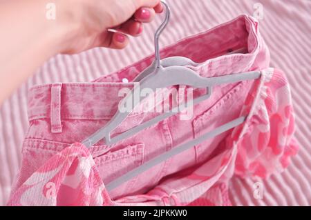 Vêtements de femme rose dans les cabines d'essayage, l'été et le printemps pour les filles. Photo de haute qualité Banque D'Images
