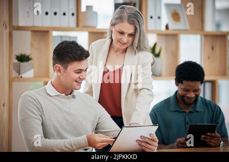 Femme d'affaires âgée dirigeant, cadre ou mentor aidant à coacher et à former de nouveaux employés. Jeune stagiaire qui obtient de l'aide et du coaching de professionnels Banque D'Images