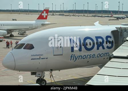 17 août 2022, Brandebourg, Schönefeld: Un Boeing 787 Dreamliner de la compagnie aérienne Norse Atlantic Airways se tient à la porte avant le premier vol de l'aéroport de la capitale BER à New York (JFK). La compagnie aérienne Norse Atlantic Airways prend son premier vol de l'aéroport BER à New York (JFK) sur 17 août. Photo: Patrick Pleul/dpa Banque D'Images