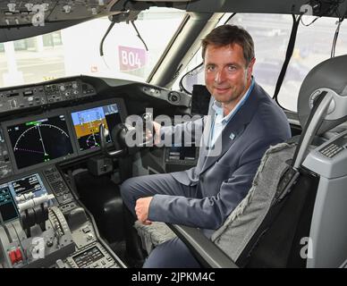 17 août 2022, Brandebourg, Schönefeld: Björn Tore Larsen, PDG de Norse Atlantic Airways, se trouve dans le cockpit d'un Boeing 787 Dreamliner avant le vol inaugural de l'aéroport BER de la capitale à New York (JFK). La compagnie aérienne Norse Atlantic Airways lancera son vol inaugural de l'aéroport BER à New York (JFK) sur 17 août. Photo: Patrick Pleul/dpa Banque D'Images