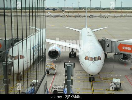 17 août 2022, Brandebourg, Schönefeld: Un Boeing 787 Dreamliner de la compagnie aérienne Norse Atlantic Airways se tient à la porte avant le premier vol de l'aéroport de la capitale BER à New York (JFK). La compagnie aérienne Norse Atlantic Airways prend son premier vol de l'aéroport BER à New York (JFK) sur 17 août. Photo: Patrick Pleul/dpa Banque D'Images