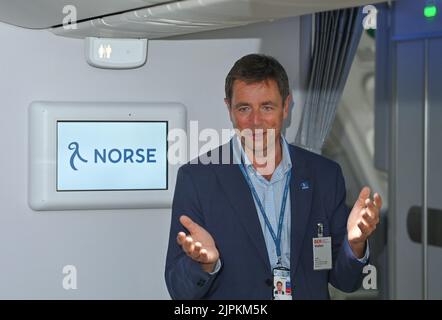 17 août 2022, Brandebourg, Schönefeld: Björn Tore Larsen, PDG de Norse Atlantic Airways, se tient dans un Boeing 787 Dreamliner avant le premier vol de l'aéroport BER de la capitale à New York (JFK). La compagnie aérienne Norse Atlantic Airways lancera son premier vol de l'aéroport BER à New York (JFK) sur 17 août. Photo: Patrick Pleul/dpa Banque D'Images