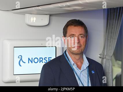 17 août 2022, Brandebourg, Schönefeld: Björn Tore Larsen, PDG de Norse Atlantic Airways, se tient dans un Boeing 787 Dreamliner avant le premier vol de l'aéroport BER de la capitale à New York (JFK). La compagnie aérienne Norse Atlantic Airways lancera son premier vol de l'aéroport BER à New York (JFK) sur 17 août. Photo: Patrick Pleul/dpa Banque D'Images