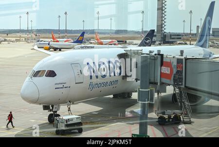 17 août 2022, Brandebourg, Schönefeld: Un Boeing 787 Dreamliner de la compagnie aérienne Norse Atlantic Airways se tient à la porte avant le premier vol de l'aéroport de la capitale BER à New York (JFK). La compagnie aérienne Norse Atlantic Airways prend son premier vol de l'aéroport BER à New York (JFK) sur 17 août. Photo: Patrick Pleul/dpa Banque D'Images