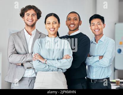 Hommes d'affaires, équipe ou groupe de jeunes professionnels, personnel ou stagiaires en unité au bureau. Portrait de divers employés de l'entreprise, collègues et Banque D'Images