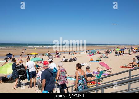 Personnes arrivant à la plage de Benerville-sur-Mer, Normandie, France Banque D'Images