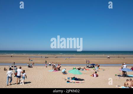 Bronzage à la plage de Benerville-sur-Mer, Normandie, France Banque D'Images