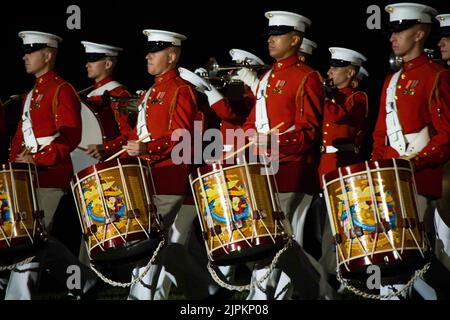 Washington, DC, États-Unis. 12th août 2022. Les Marines avec le commandant de l'US Marine Drum & Bugle corps se produit lors d'une parade du vendredi soir à la caserne marine de Washington, 12 août 2022. Le responsable hôte de la soirée était le Sgt Troy E. Black, 19th Sergent-major du corps des Marines. Les invités d'honneur étaient le Sgt Alford L. McMichael, 14th Sergent-major du corps des Marines (USMC Ret) et le Sgt Lewis G. Lee, 13th Sergent-major du corps des Marines (USMC Ret). Crédit : U.S. Marines/ZUMA Press Wire Service/ZUMAPRESS.com/Alamy Live News Banque D'Images