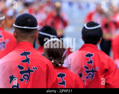 Tokushima, Japon - 12 août 2022 : artistes de vêtements traditionnels et de bandeaux rouge vif au festival d'été japonais Banque D'Images