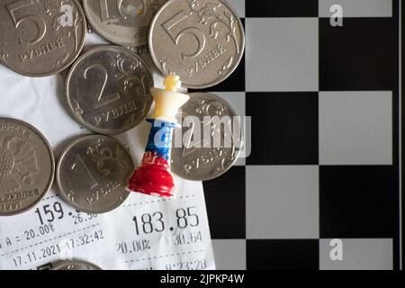 Roubles et recettes russes, drapeau russe peint sur une pièce d’échecs, sanctions en Russie, finances et économie, effondrement du rouble en R Banque D'Images