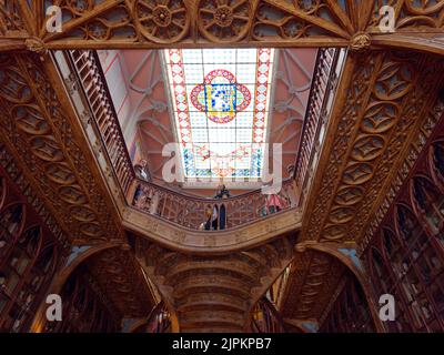 Plafond élaboré, balcon et vitraux à Livraria Lello aka Lello Librairie à Porto, Portugal. Banque D'Images