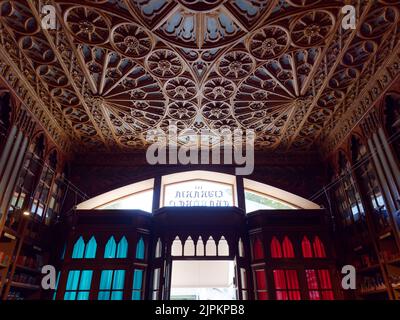 Plafond élaboré à Livraria Lello aka Lello Librairie à Porto, Portugal. L'auteur JK Rowling a visité le magasin tout en travaillant à Porto. Banque D'Images