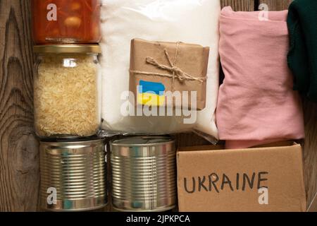 Collecte d'un kit alimentaire humanitaire pour aider les personnes qui ont souffert pendant la guerre aux mains de la Russie, mettre fin à la guerre en Ukraine, aide humanitaire 2022 Banque D'Images