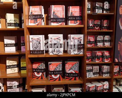 Livres à vendre à Livraria Lello aka Lello Bookstore à Porto, Portugal. L'auteur JK Rowling a visité le magasin tout en travaillant à Porto. Banque D'Images