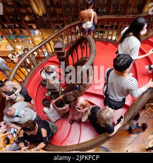 Escalier rouge dans la belle Livraria Lello aka Lello Librairie à Porto, Portugal. Banque D'Images