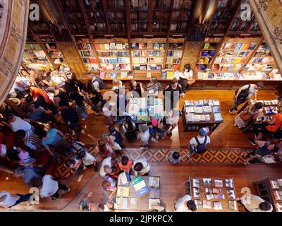 Intérieur de la belle Livraria Lello aka Lello Bookstore à Porto, Portugal. L'auteur JK Rowling a visité le magasin tout en travaillant à Porto. Banque D'Images