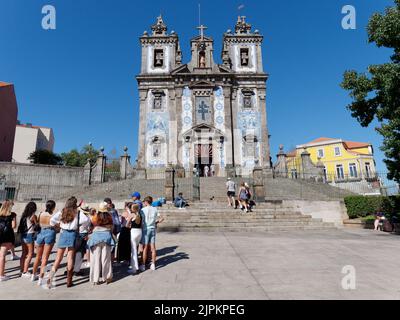 Extérieur de l'église Igreja de Santo Ildefonso aka de Saint Ildefonso. Couvert dans les tuiles bleues et blanches appelées Azulejos dipicting événements historiques. Banque D'Images