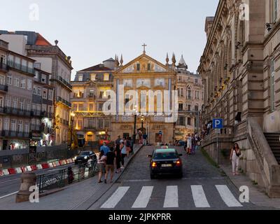 Igreja de Santo António dos Congregados aka l'église de Saint Antonys Congrégation à Porto avec la gare de Sao Bento en soirée. Portugal Banque D'Images