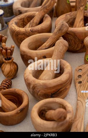 Travaux artisanaux sur table, ustensiles de cuisine en bois d'olivier sur le marché agricole en Provence, France Banque D'Images