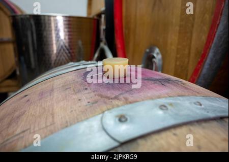 Équipement moderne pour la production de vin rouge, rose et blanc de haute qualité dans le sud de la France en Provence. Banque D'Images