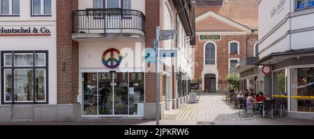 Ratzeburg, Allemagne - 31 juillet 2022: Vue sur la rue place du marché central et église à Ratzeburg dans le Schleswig-Holstein en Allemagne Banque D'Images