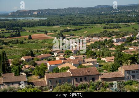 Vue sur les bâtiments médiévaux en journée ensoleillée, destination de vacances, célèbre village viticole de Châteauneuf-du-pape en Provence, France Banque D'Images