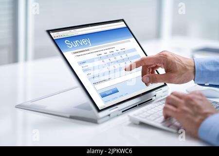 Formulaire D'Enquête En Ligne Sur Les Ordinateurs Portables Numériques Banque D'Images