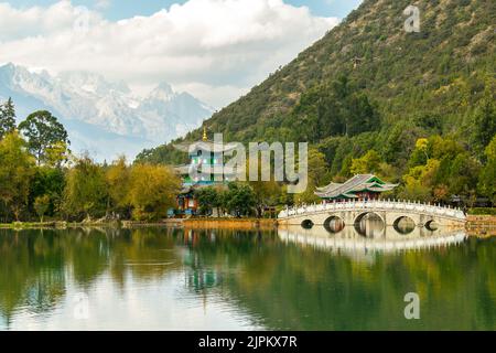 Belle vue sur la montagne enneigée du Dragon de Jade et la piscine du Dragon noir en automne. Province du Yunnan, Lijiang, Chine Banque D'Images