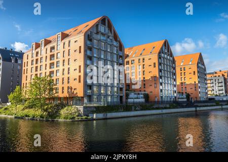 Vue panoramique sur les nouveaux bâtiments résidentiels au bord de la rivière à Gdansk, en Pologne Banque D'Images