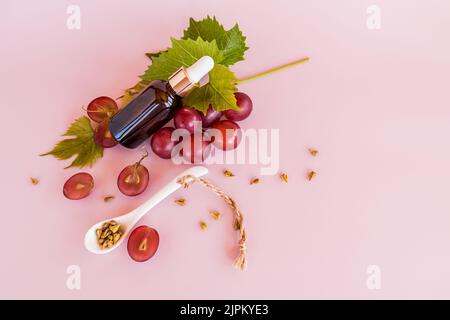 vue de dessus d'une bouteille de verre cosmétique en verre foncé avec huile de raisin biologique ou sérum facial à base de graines de raisin. espace pour le texte Banque D'Images