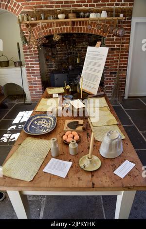 Objets et ustensiles exposés en cuisine à la maison Jane Austen, à Chawton, près d'Alton, Hampshire, Royaume-Uni. Banque D'Images